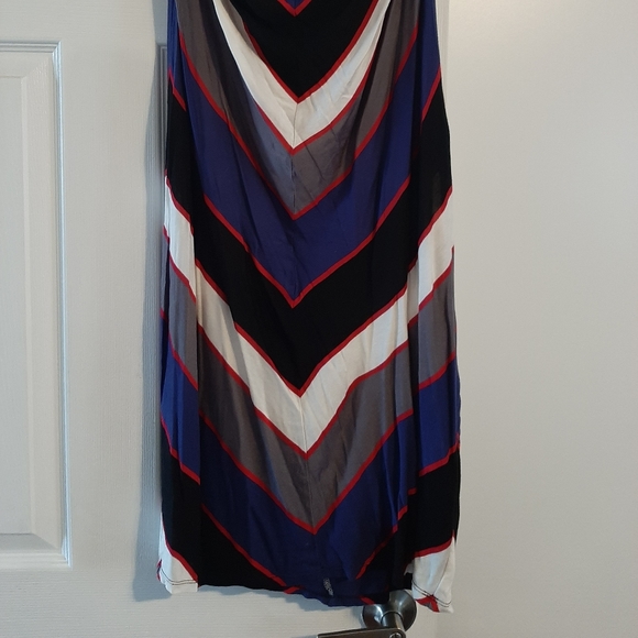 Le Chateau Large Short strapless Dress - Picture 2 of 3